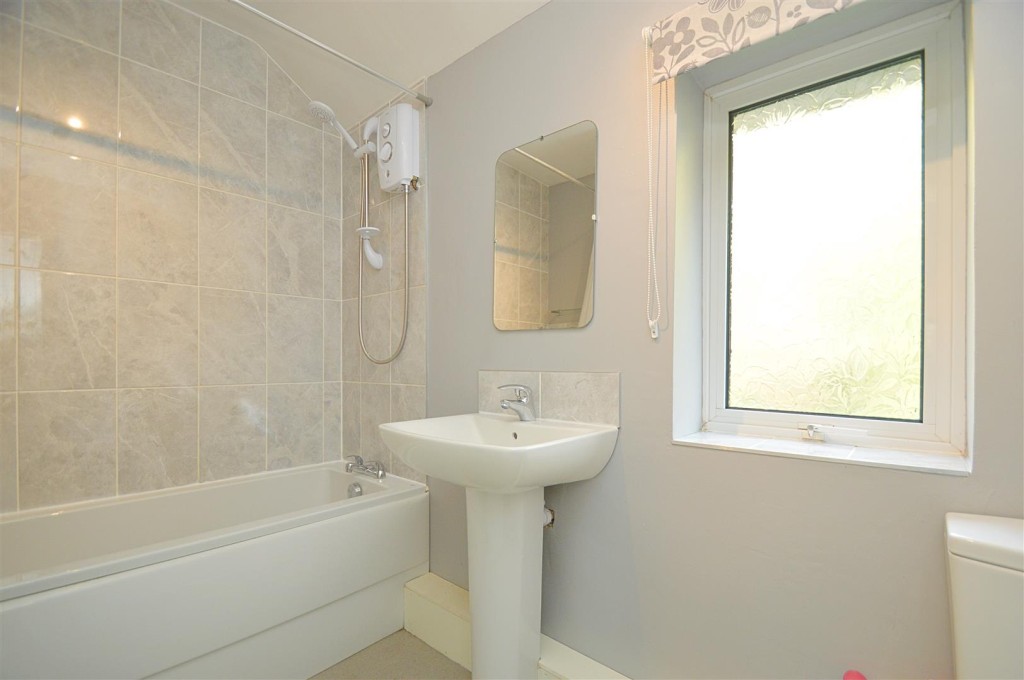 Lot: 215 - FREEHOLD DETACHED HOUSE IN ATTRACTIVE AND QUIET SETTING - The Bathroom